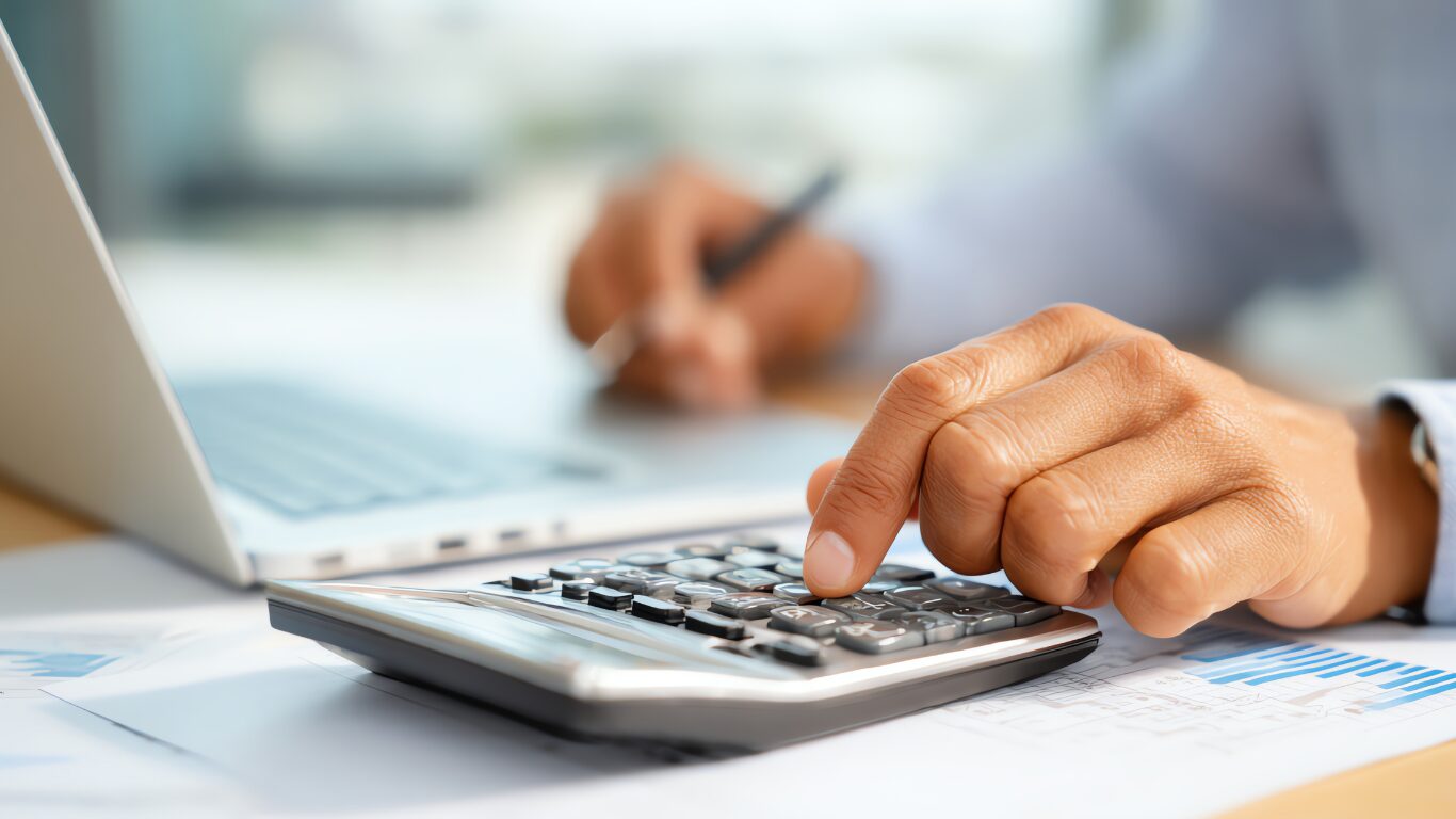 電卓の叩く手元